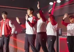 Los integrantes de SKT celebran tras obtener un triunfo