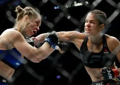 Amanda Nunes soltando golpes a Ronda Rousey durante UFC 207