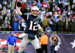 Brady hace un lanzamiento para un compañero 