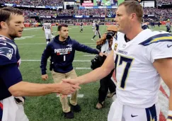 Tom Brady y Philip Rivers se saludan tras un partido