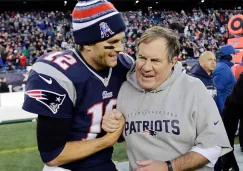 Tom Brady abraza a Bill Belichick tras el partido contra Chargers