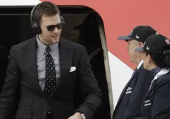 Brady baja del avión en su llegada a Atlanta