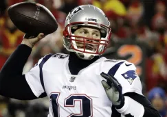 Tom Brady lanza un pase en duelo ante Chiefs 