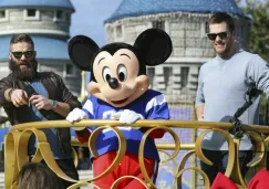 Julian Edelman y Tom Brady en Disney World