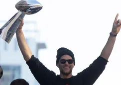 Tom Brady levanta el trofeo Vince Lombardi