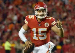 Patrick Mahomes, a punto de lanzar un pase con los Chiefs