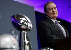 Bill Belichick sonríe junto al Vince Lombardi