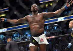 Jon Jones celebra luego de vencer a Daniel Cormier 