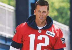 Tom Brady camina en una práctica de los Patriots