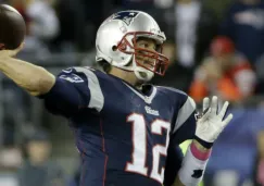 Brady se prepara para lanzar el ovoide en un juego de New England