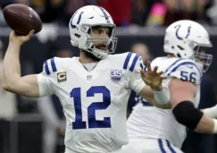 Andrew Luck se prepara para lanzar el ovoide