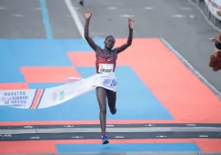 Vivian Kiplagat, ganadora de la rama femenil, cruza la meta