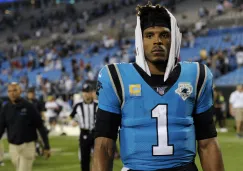 Cam Newton sale del campo tras el partido ante Tampa Bay