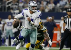 Dak Prescott busca receptor durante el juego contra Green Bay