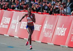 La keniana Brigid Kosgei corre durante el maratón de Chicago