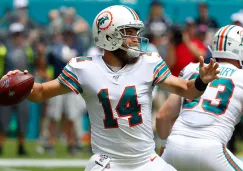 Ryan Fitzpatrick lanza el balón con los Dolphins