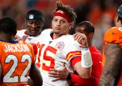 Patrick Mahomes deja el campo tras la lesión