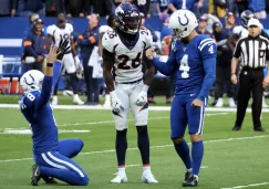 Adam Vinatieri celebrando el gol de campo que diera la victoria a los Colts