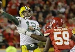 Aaron Rodgers lanzando un pase de anotación ante Chiefs