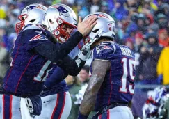 Tom Brady y N'Keal Harry festejan una anotación