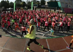 Ciudadanos participan en la clase de Baile Aeróbico