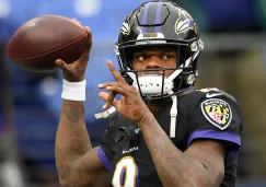 Lamar Jackson prepara un pase con los Ravens