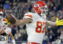 Travis Kelce festeja una anotación contra New England