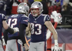 Tom Brady y Matt LaCosse festejan una anotación