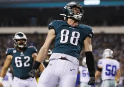 Dallas Goedert festejando tras anotarle a Cowboys