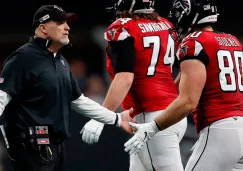 Jugadores de Atlanta saludan a su coach, Dan Quinn