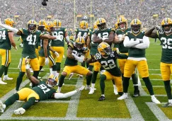 La defensa de Packers  festeja un fumble 