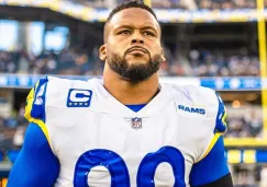 Aaron Donald jugando partido de la NFL con Los Angeles Rams