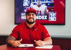 William Hernández firmando su contrato con los Arizona Cardinals