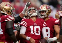 Garoppolo es felicitado por sus compañeros