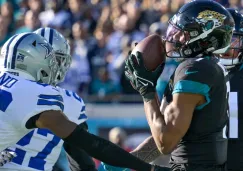 Zay Jones atrapa un pase de touchdown en la zona de anotación