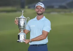 Wyndham Clark sostiene el trofeo tras ganar el Abierto de Estados Unidos