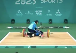 La atleta siendo atendida por el personal médico