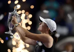 Swiatek celebrando su victoria en el WTA Finals de Cancún