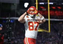 Kelce celebra una de sus anotaciones ante Bills