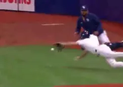 ¿La atrapada del año? Recogepelotas de los Rays se sorprende con habilidades en pleno partido