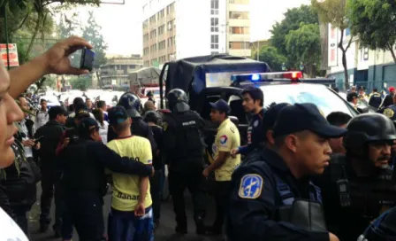 Americanistas, detenidos por llevar piedras en mochilas 