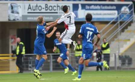 Chicharito juega 73', en su debut con el Leverkusen