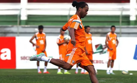 Ronaldinho enfurece a afición del Fluminense por fotografía con rival