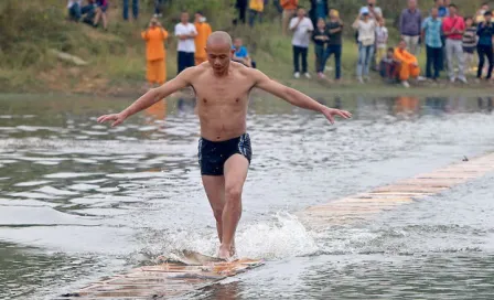 Monje Shaolín corre 125 metros sobre el agua