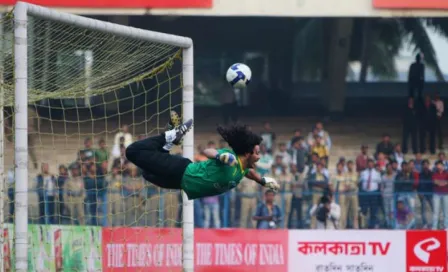 Higuita celebra aniversario con 'escorpión' en alberca