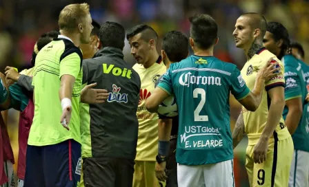 Pizzi da jalón a Goltz mientras el balón estaba en juego