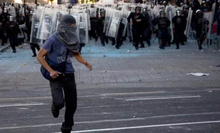  Choque entre policías y manifestantes tras marcha del 2 de octubre