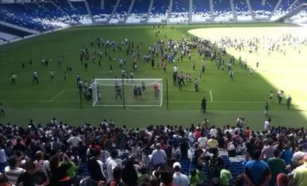 Cientos de niños invaden entrenamiento de Rayados