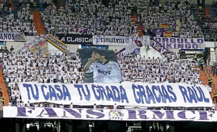 Aficionados muestran pancarta de Raúl en el Bernabéu