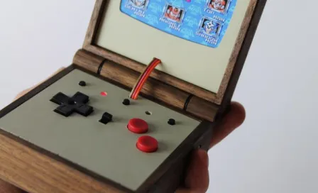 Diseñador sueco arma Gameboy Color en madera